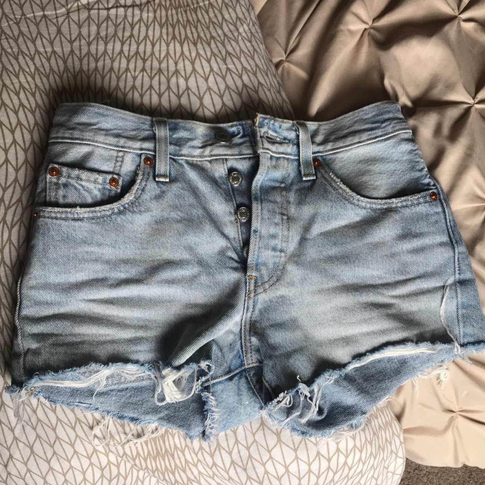 Levi’s 501 distressed light wash jean short Sz 24